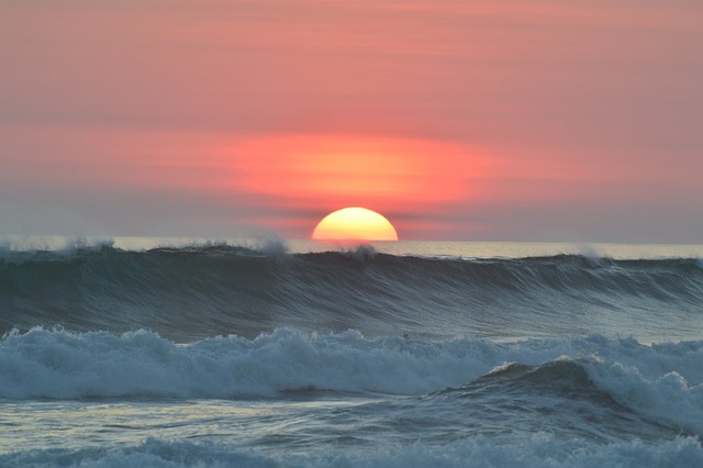 Costa Rica-Sonnenuntergang mit Welle