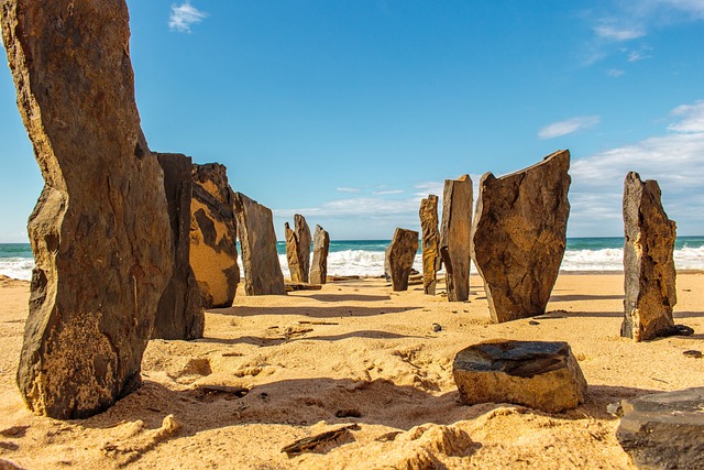 Portugal-Strand mit stehenden Steinen