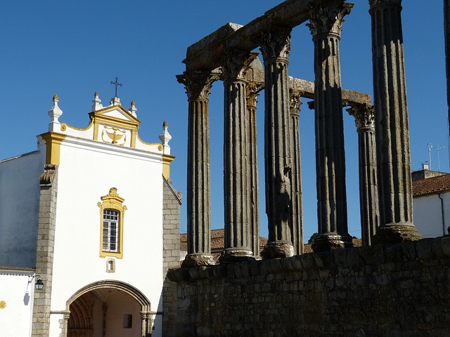 Ruinas romanas de Evora Portugal por iglesia