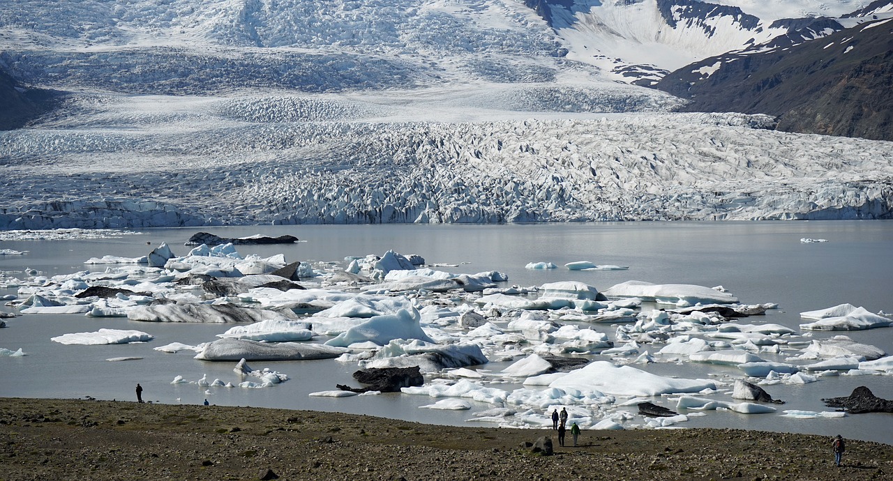 Glaciar Vatnajökull con piscina de fusión